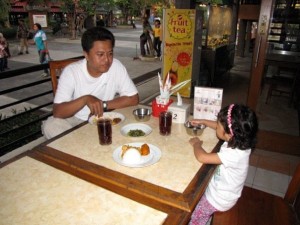 Ayah dan Mama ngisi bensin hehehe
