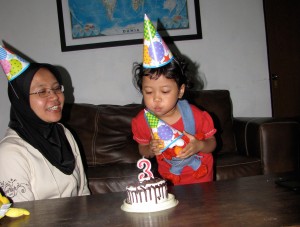 Sofia Meniup Kue Ulang Tahunnya