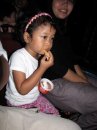 Makan es krim sambil liat boneka