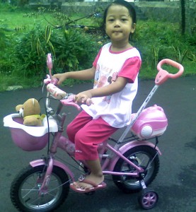 Sofia dan Sepeda Pinknya
