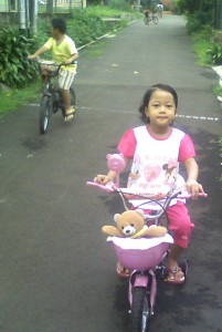 Adek Coklat Tak Ketinggalan