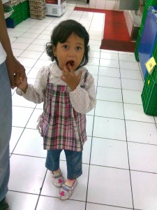 Lihat Gigi Sofia Berwarna Orange!